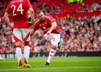 In a charity game at Old Trafford, Wayne Rooney stole the show with a free kick but Celtic legends beat Manchester United Legends.