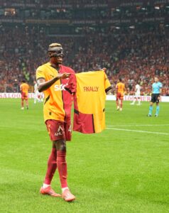 Victor Osimhen scores two goals along with an injury scare in Galatasaray's 3-3 draw against Kasimpasa in Turkey.