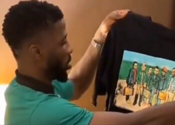 Nigeria vs Libya: Kelechi Iheanacho turns shirt seller at Super Eagles camp