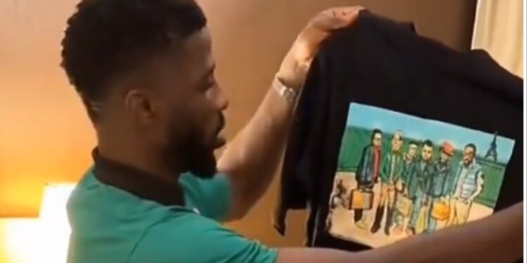 Nigeria vs Libya: Kelechi Iheanacho turns shirt seller at Super Eagles camp