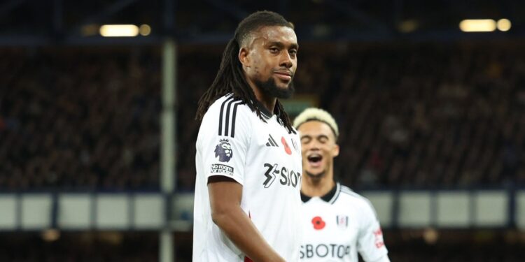 Alex Iwobi in action for Fulham.