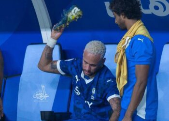 Neymar reacts after being substituted