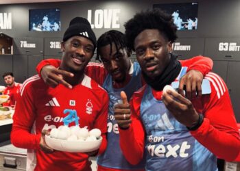 Aina, Hudson Odoi and Elanga pose with a bowl of eggs.