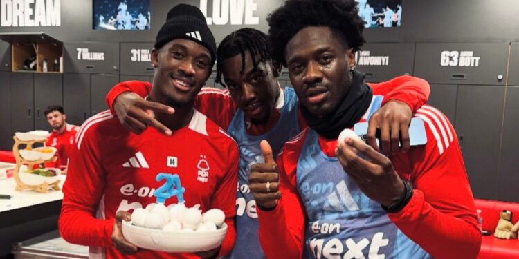 Aina, Hudson Odoi and Elanga pose with a bowl of eggs.