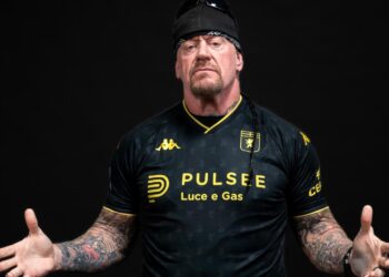 Undertaker models new Genoa jersey