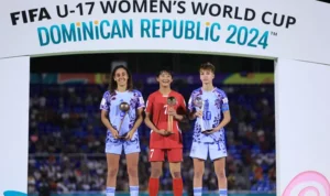 Celia Segura, Jong il-Chong and Pau Comendador pose with their individual trophies. 