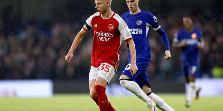 Arsenal's Oleksandr Zinchenko (left) and Chelsea's Cole Palmer battle for the ball during the Premier League match at Stamford Bridge, London. Picture date: Saturday October 21, 2023. - Photo by Icon sport