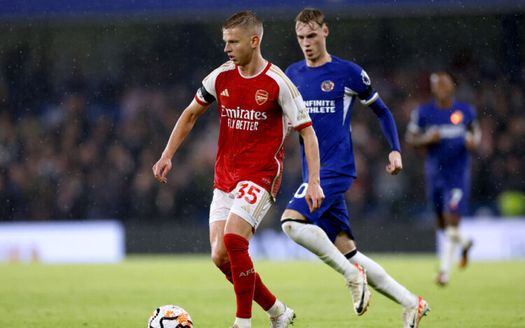 Arsenal's Oleksandr Zinchenko (left) and Chelsea's Cole Palmer battle for the ball during the Premier League match at Stamford Bridge, London. Picture date: Saturday October 21, 2023. - Photo by Icon sport