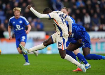 Chelsea survive late Ayew scare to sink Ndidi’s Leicester