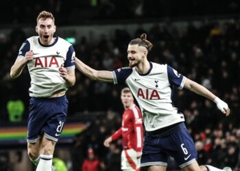 Tottenham dump Manchester United out of EFL Cup in seven-goal spectacle