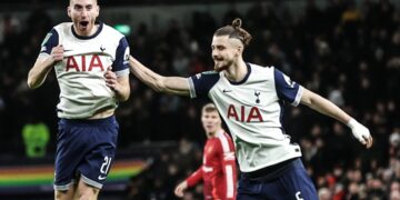 Tottenham dump Manchester United out of EFL Cup in seven-goal spectacle