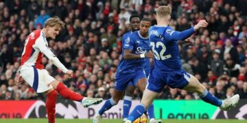 Arsenal lose ground in title race as stubborn Everton hold firm