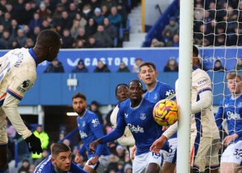 Wasteful Chelsea lose ground in title race as Everton stand firm