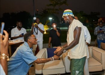 Wizkid bows to greet Emmanuel Adebayor  in Benin Republic