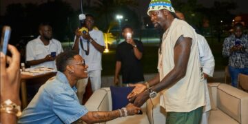 Wizkid bows to greet Emmanuel Adebayor  in Benin Republic