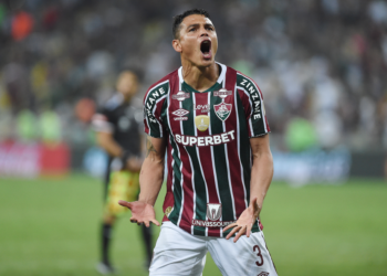 Thiago Silva crawls entire pitch length to celebrate Fluminense survival