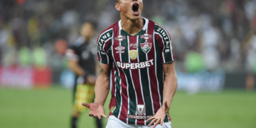 Thiago Silva crawls entire pitch length to celebrate Fluminense survival