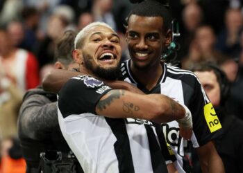 Isak stars as Newcastle smash Villa to extend winning run