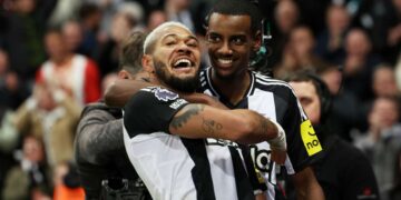 Isak stars as Newcastle smash Villa to extend winning run