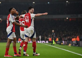 Arsenal edge out Tottenham in North London derby to keep title chase in view