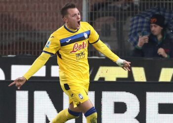 Mateo Retegui shines as Atalanta survives Como scare
