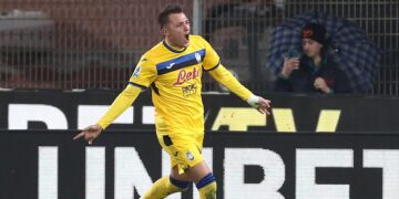 Mateo Retegui shines as Atalanta survives Como scare