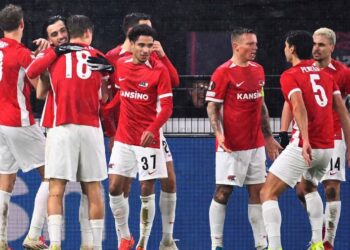 Europa League: AZ Alkmaar silence Roma to move one step closer to knockout round