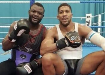 Bakole challenges Joshua to a boxing match
