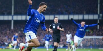 Everton 3-2 Tottenham: David Moyes men humble injury-ridden Spurs