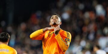 Jude bellingham’s late winner sinks Manchester City as Real Madrid take slim advantage to the Bernabeau