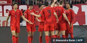Bayern dominate Frankfurt as Leipzig stumble in top-four race