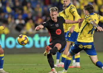 Atlético and Barcelona secure victories to maintain La Liga title race