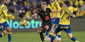 Atlético and Barcelona secure victories to maintain La Liga title race