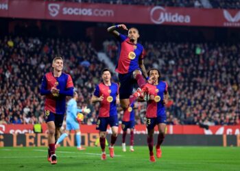 Barca close gap on Real with Sevilla thrashing