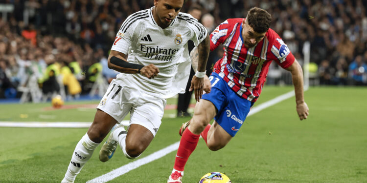 FOTODELDÍA  MADRID, 08/02/2025.- El delantero brasileño del Real Madrid, Rodrygo (i), se lleva el balón ante el defensa del Atlético de Madrid, Javi Galán, durante el encuentro correspondiente a la jornada 23 de Laliga EA Sports que disputan hoy sábado Real Madrid y Atlético de Madrid en el estadio Santiago Bernabéu, en Madrid. EFE / Chema Moya.