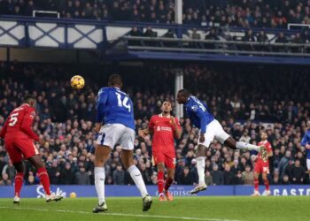 Everton rescue last-minute point to stall Liverpool’s title charge