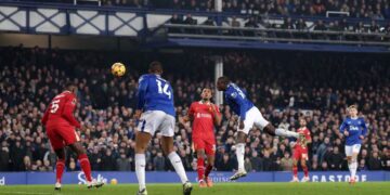 Everton rescue last-minute point to stall Liverpool’s title charge
