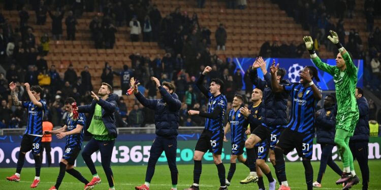 Inter Milan's players celebrate after winning the UEFA Champions League round of 16 second-leg football match between Inter Milan and Feyenoord Rotterdam at the San Siro Stadium in Milan, on March 11, 2025. (Photo by Isabella BONOTTO / AFP)