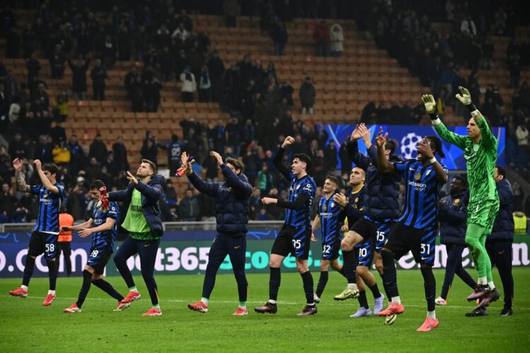 Inter Milan's players celebrate after winning the UEFA Champions League round of 16 second-leg football match between Inter Milan and Feyenoord Rotterdam at the San Siro Stadium in Milan, on March 11, 2025. (Photo by Isabella BONOTTO / AFP)