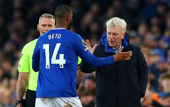 LIVERPOOL, ENGLAND - FEBRUARY 01: Beto of Everton is greeted by manager David Moyes as he leaves the field after being substituted during the Premier League match between Everton FC and Leicester City FC at Goodison Park on February 01, 2025 in Liverpool, England. (Photo by Chris Brunskill/Fantasista/Getty Images)