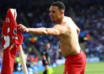 ​Alexander-Arnold’s late strike seals Liverpool victory and confirms Leicester’s relegation