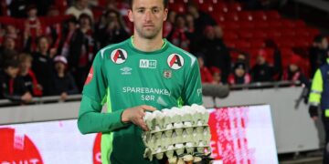 Dutch goalkeeper Jan De Boer receives crates of eggs as Man of the Match Award!