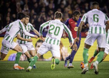 Barcelona held at home as La Liga race remains open