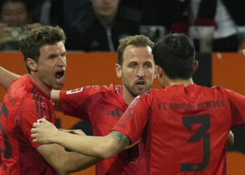 Kane scores as Bayern defeat Augsburg to continue Bundesliga march