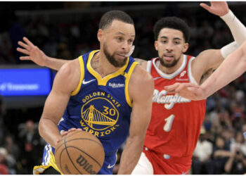 Curry erupts for 52 as Warriors sink Memphis to move out of Play-In spot