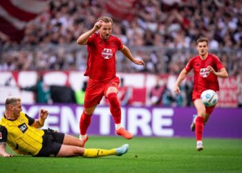 Classic Klassiker lives up to billing as Bayern, Dortmund settle for draw