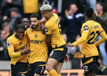 Wolves capitalize on Spurs’ defensive errors to secure victory