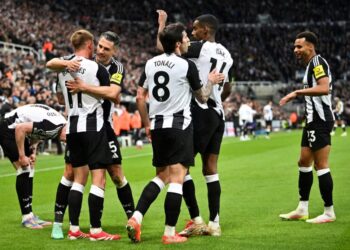 Palace in ruins: Magpies soar in five-star show