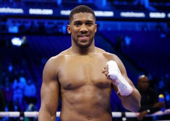 Anthony Joshua shuns luxury, gets haircut from street barber in Lagos