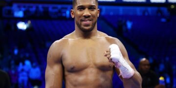 Anthony Joshua shuns luxury, gets haircut from street barber in Lagos